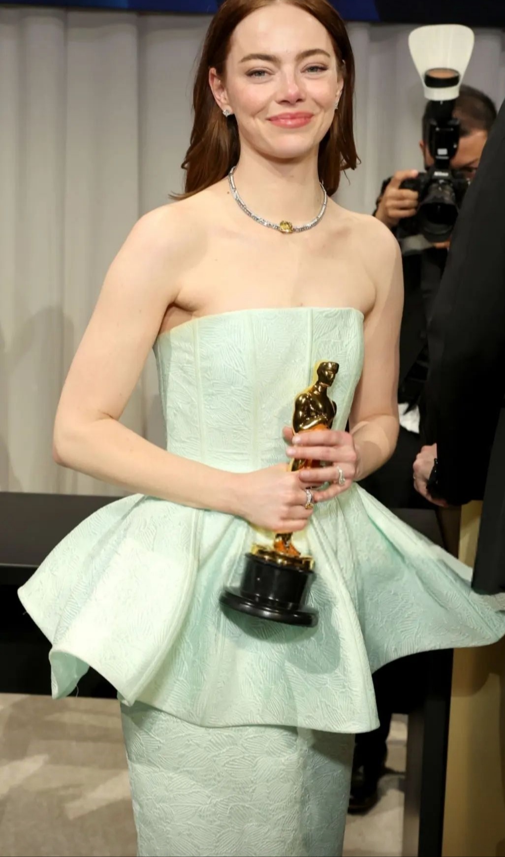 Emma Stone ने ऑस्कर स्वीकृति भाषण के दौरान अपनी पोशाक पर.