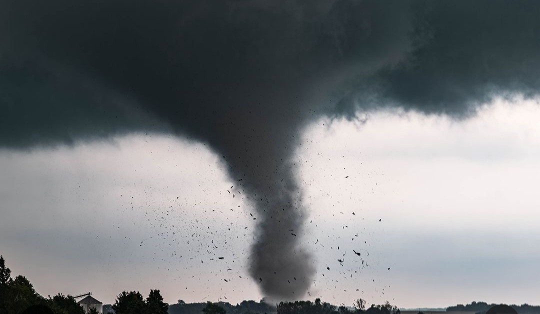 Tornado ने Indiana और Ohio में गंभीर मौसम में हमला किया