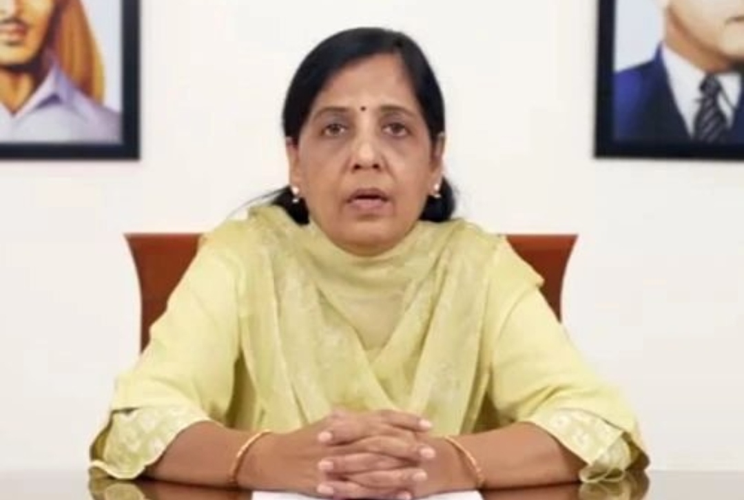 Delhi Chief Minster की Wife Sunita Kejriwal ने जेल में बंद पति के लिए समर्थन जुटाने के लिए व्हाट्सएप अभियान शुरू किया