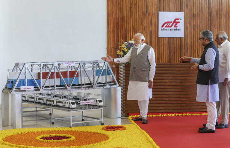 PM ने गुजरात में मारुति सुजुकी की भारत की पहली ऑटोमोबाइल इन-प्लांट रेलवे साइडिंग परियोजना का उद्घाटन किया